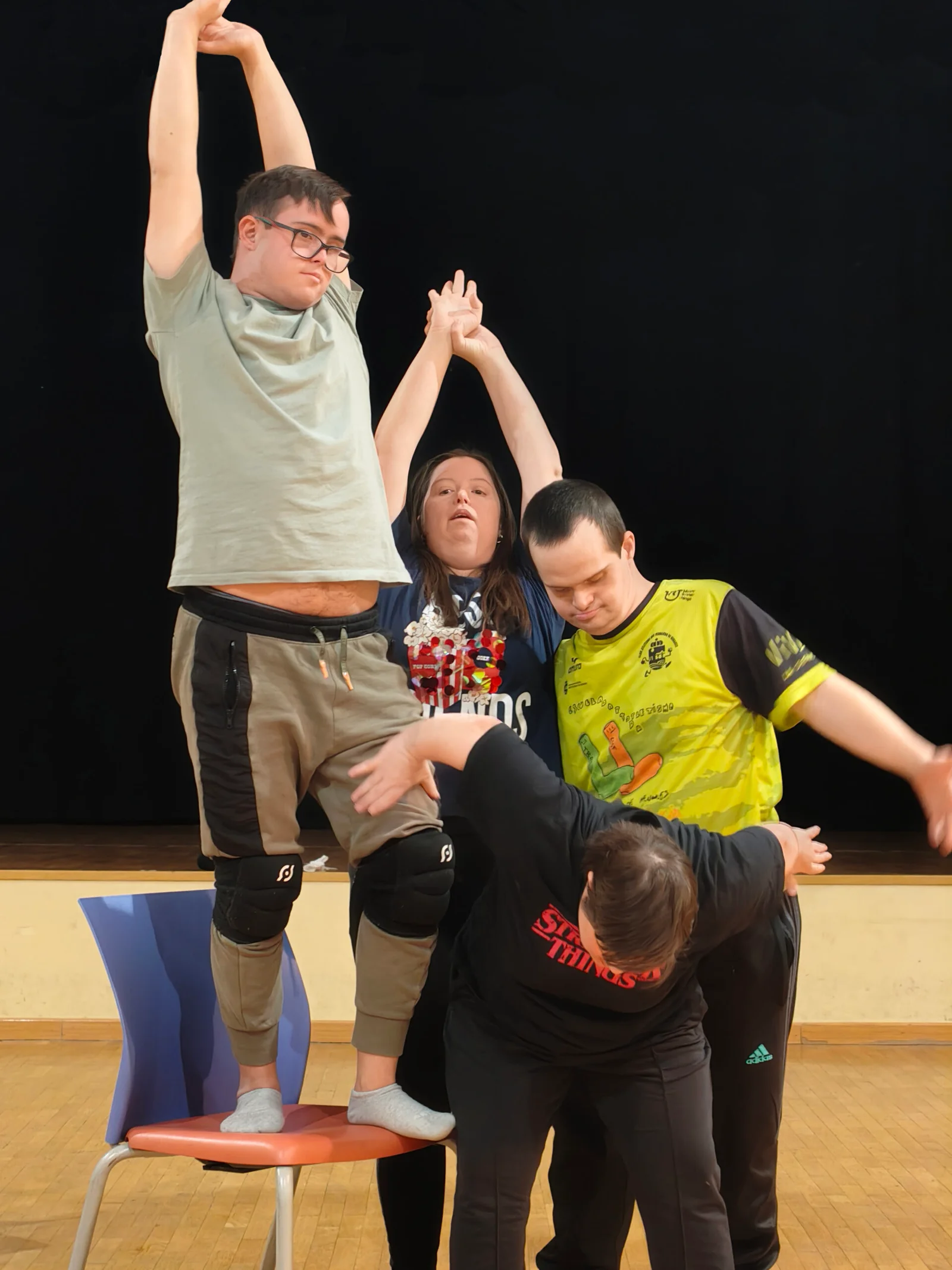 Actividad física grupal con acrobacias