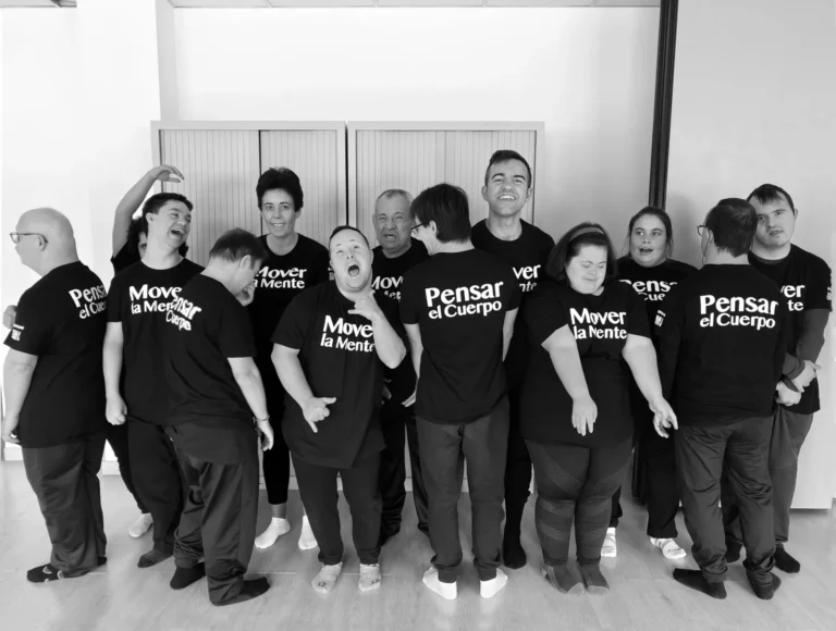 Grupo de bailarines posando tras función