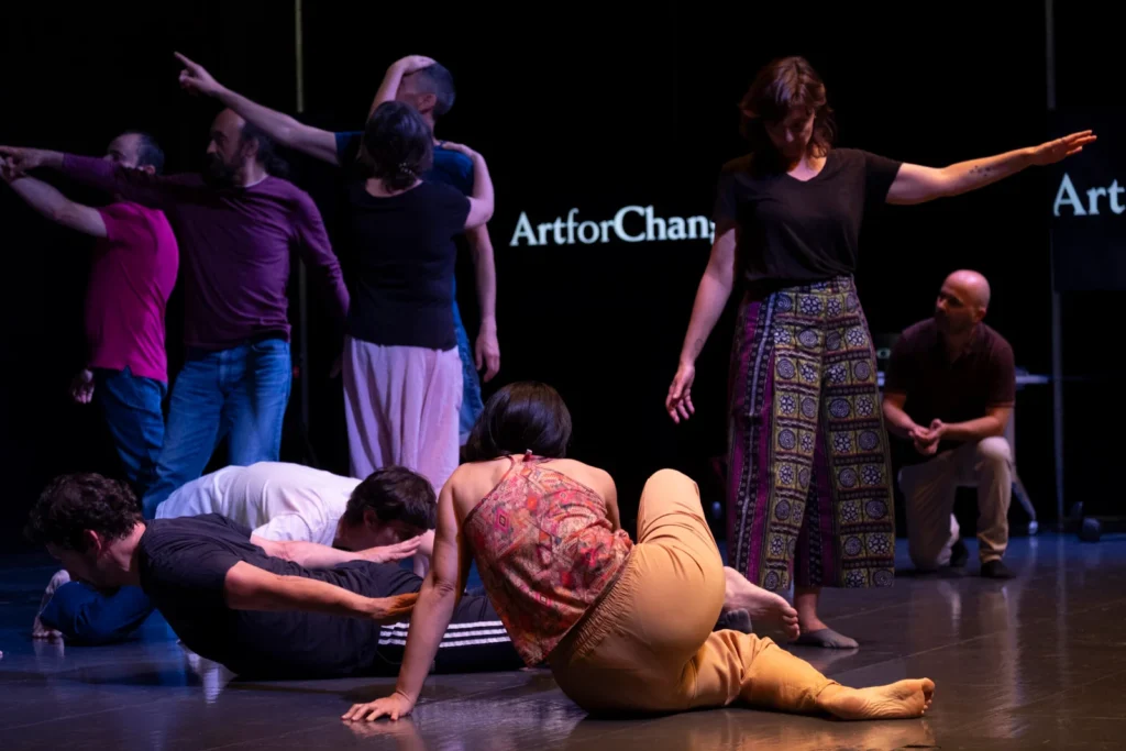 Espectáculo de danza moderna en escenario