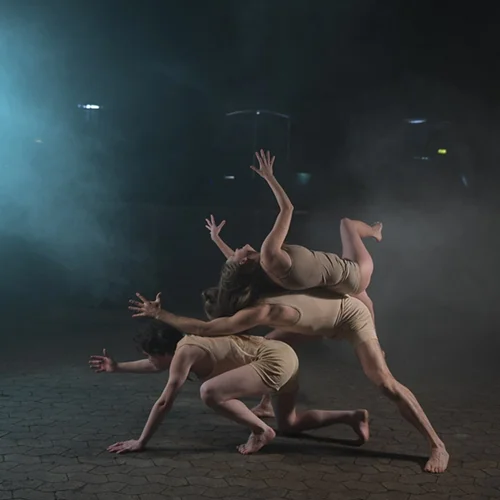Bailarines de danza contemporánea en escena oscura